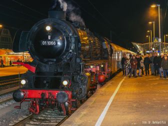 <p>Wehmütig blicken die Fahrgäste der Abschiedsfahrt ein letztes Mal auf die 01 1066 unter Dampf. Foto: Dr. Burkhard Pick </p>