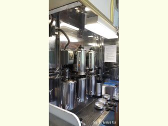 <p>Originale WMF-Kaffermaschinen aus den 1960er Jahren in der K&uuml;che des Speisewagens. Foto: Burkhard Pick</p>