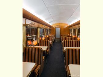 <p>Der G&auml;stebereich der Speisewagens hat 30 Sitzpl&auml;tze. Foto: Dr. Burkhard Pick</p>