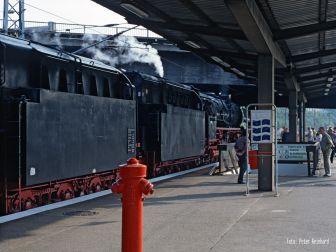 <p>Der Sonderzug mit 01 1066 nach Kalinengrad (Königsberg) im Bahnhof Berlin-Lichtenberg am 20. Mai 1993. Foto: Peter Reinhard</p>